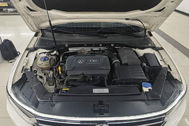 Used Volkswagen Magotan 2017 330TSI DSG Leading Model Engine Bay