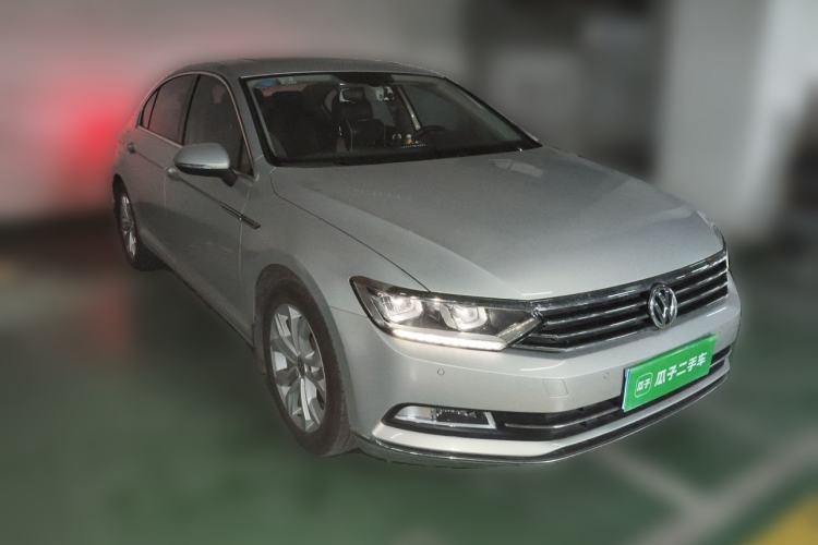 Used Volkswagen Magotan 2017 330TSI DSG Luxury Model Front Right 45 Deg