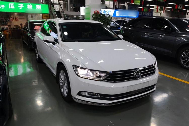 Used Volkswagen Magotan 2017 330TSI DSG Luxury Model Front Right 45 Deg