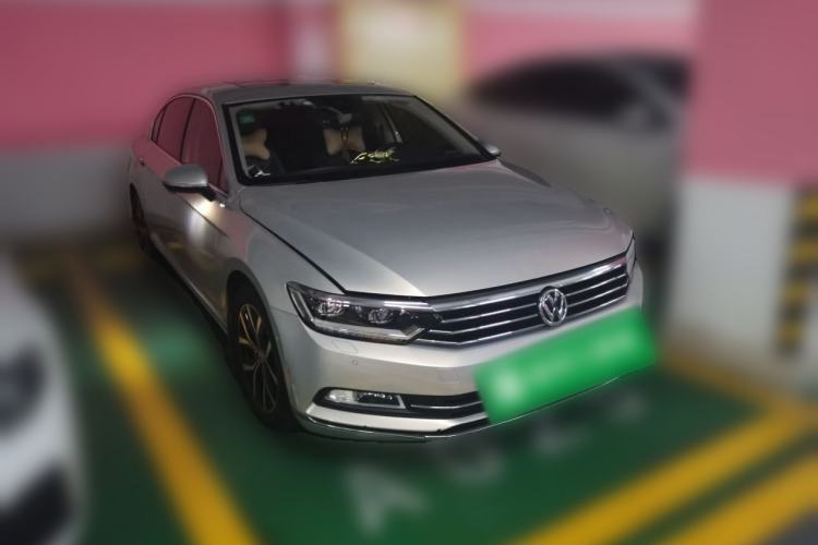 Used Volkswagen Magotan 2017 330TSI DSG Luxury Model Front Right 45 Deg