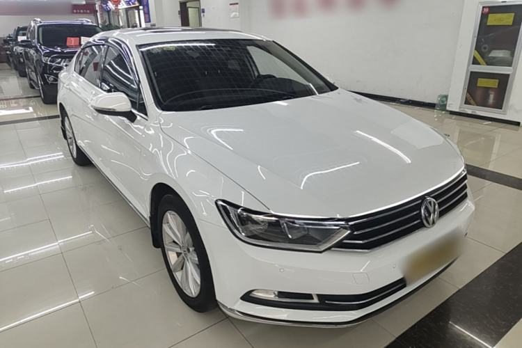 Used Volkswagen Magotan 2017 330TSI DSG Leading Model Front Right 45 Deg