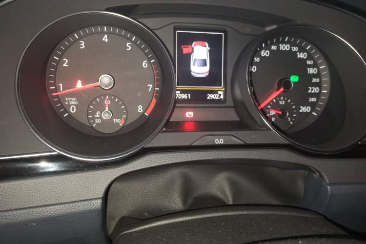 Used Volkswagen Magotan 2017 330TSI DSG Luxury Model Odometer Close Up