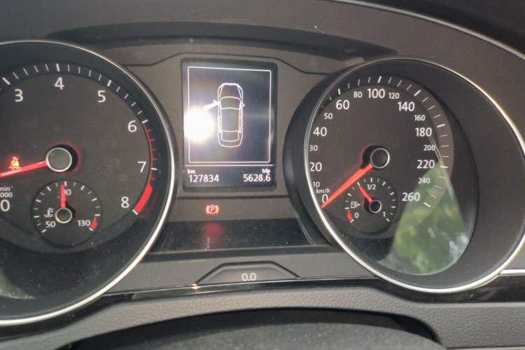 Used Volkswagen Magotan 2017 330TSI DSG Luxury Model Odometer Close Up