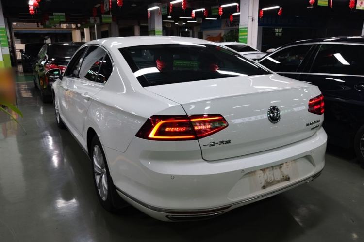 Used Volkswagen Magotan 2017 330TSI DSG Luxury Model Rear Left 45 Deg