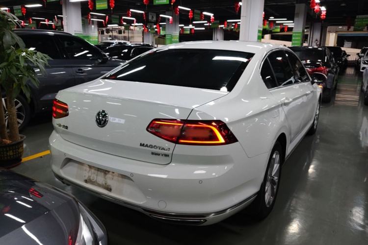 Used Volkswagen Magotan 2017 330TSI DSG Luxury Model Rear Right 45 Deg