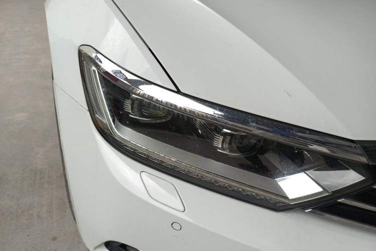 Used Volkswagen Magotan 2017 380TSI DSG Flagship Edition Right Front Headlight