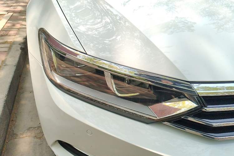 Used Volkswagen Magotan 2017 330TSI DSG Luxury Model Right Front Headlight