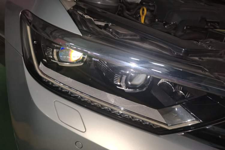 Used Volkswagen Magotan 2017 330TSI DSG Luxury Model Right Front Headlight