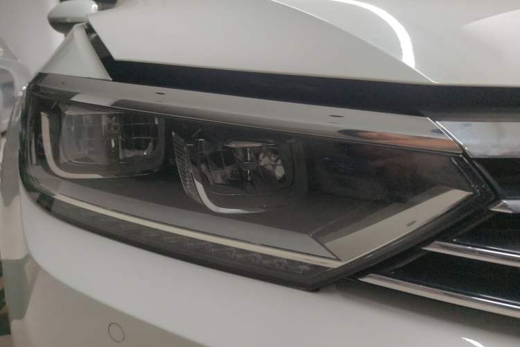Used Volkswagen Magotan 2017 330TSI DSG Luxury Model Right Front Headlight