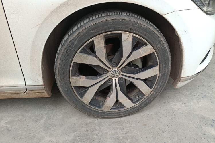 Used Volkswagen Magotan 2017 380TSI DSG Flagship Edition Right Front Wheel Hub
