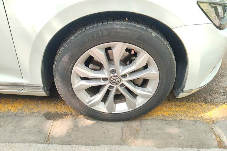 Used Volkswagen Magotan 2017 330TSI DSG Luxury Model Right Front Wheel Hub