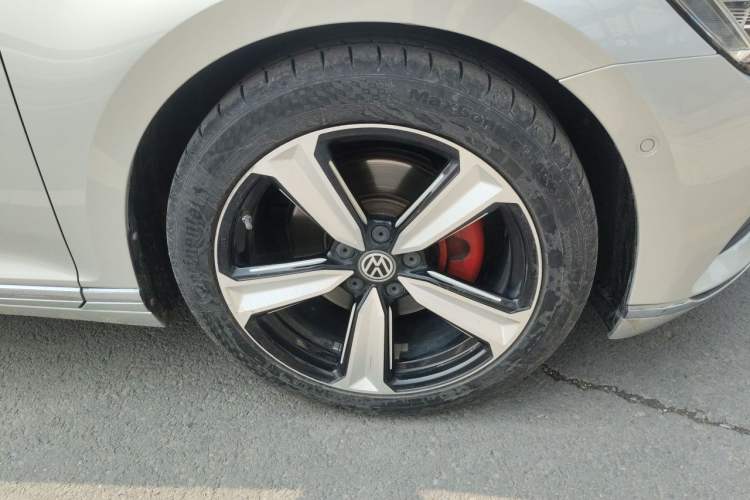 Used Volkswagen Magotan 2017 380TSI DSG Flagship Edition Right Front Wheel Hub
