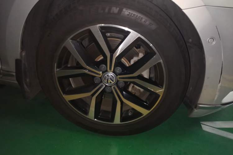 Used Volkswagen Magotan 2017 330TSI DSG Luxury Model Right Front Wheel Hub