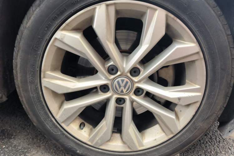 Used Volkswagen Magotan 2017 330TSI DSG Luxury Model Right Front Wheel Hub