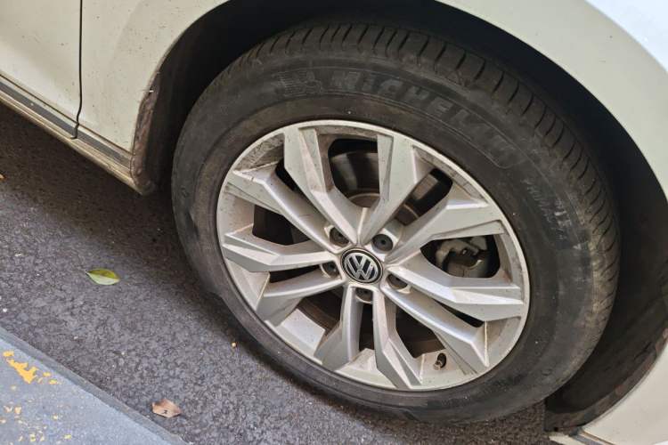 Used Volkswagen Magotan 2017 330TSI DSG Luxury Model Right Front Wheel Hub