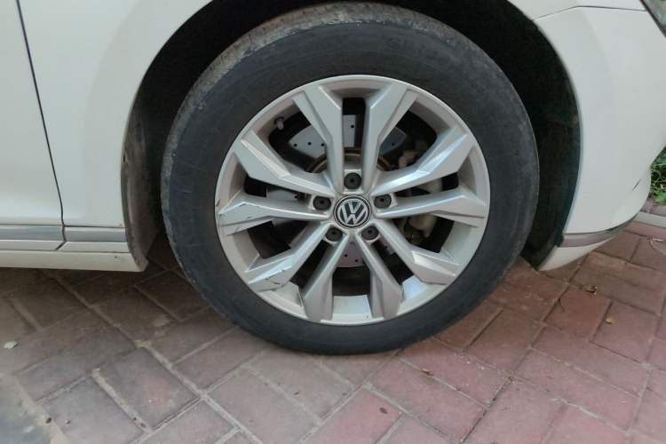 Used Volkswagen Magotan 2017 330TSI DSG Luxury Model Right Front Wheel Hub