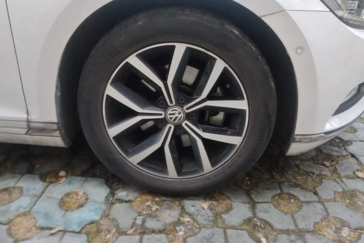Used Volkswagen Magotan 2017 330TSI DSG Luxury Model Right Front Wheel Hub