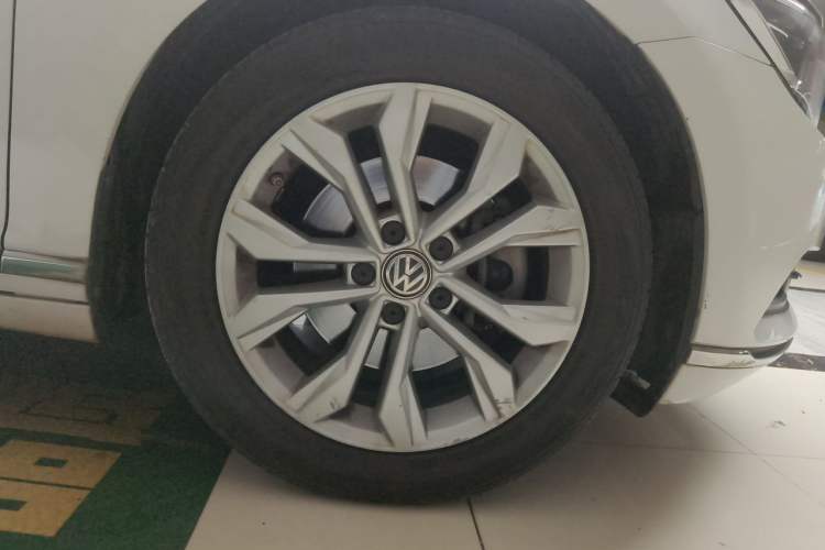 Used Volkswagen Magotan 2017 330TSI DSG Luxury Model Right Front Wheel Hub