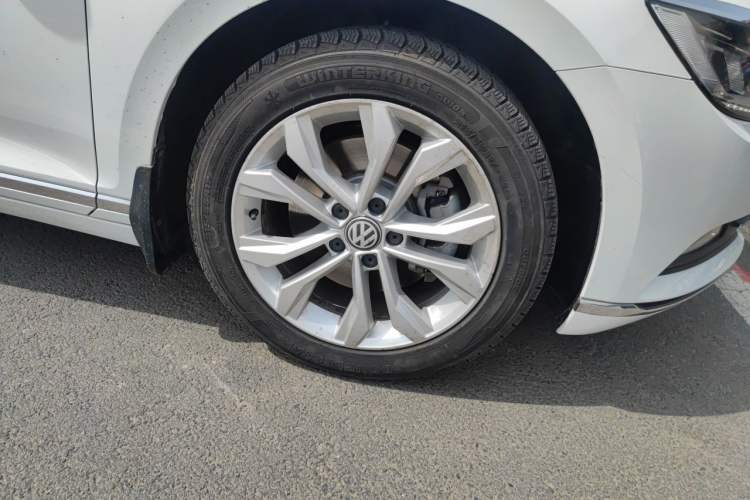 Used Volkswagen Magotan 2017 330TSI DSG Luxury Model Right Front Wheel Hub