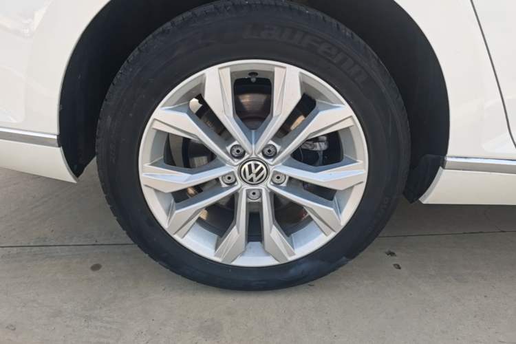 Used Volkswagen Magotan 2017 330TSI DSG Luxury Model Right Rear Wheel Hub