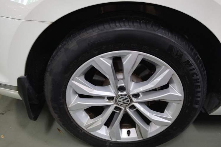 Used Volkswagen Magotan 2017 330TSI DSG Luxury Model Right Rear Wheel Hub