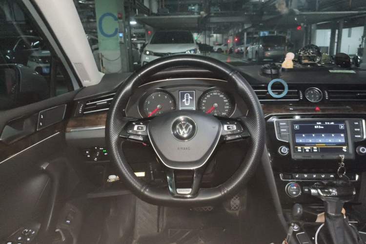 Used Volkswagen Magotan 2017 330TSI DSG Luxury Model Steering Wheel