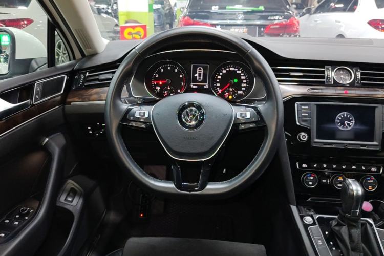 Used Volkswagen Magotan 2017 330TSI DSG Luxury Model Steering Wheel