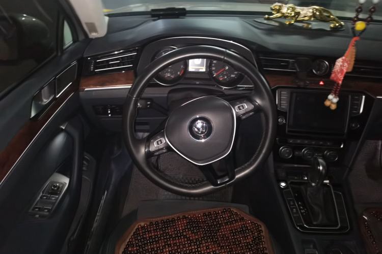 Used Volkswagen Magotan 2017 330TSI DSG Luxury Model Steering Wheel