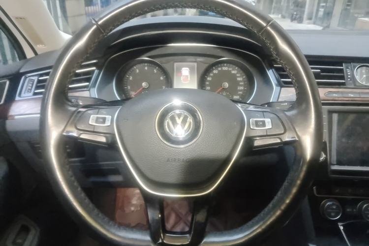 Used Volkswagen Magotan 2017 330TSI DSG Luxury Model Steering Wheel