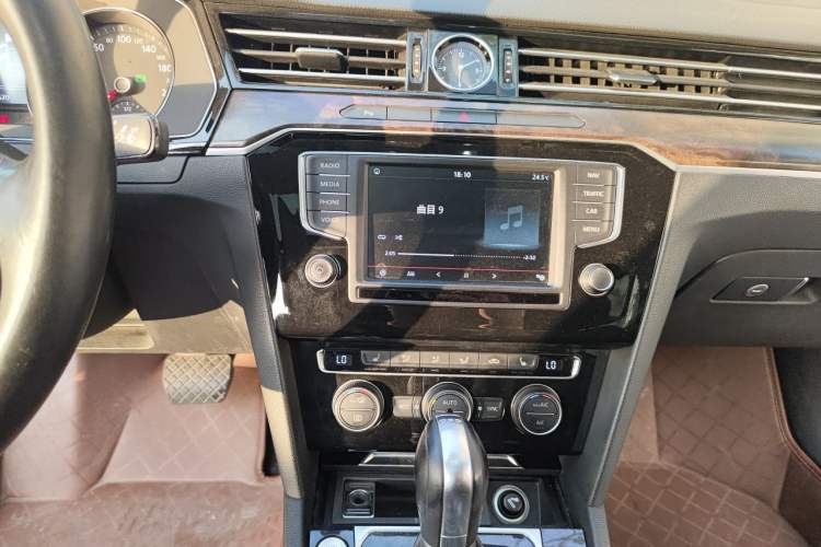 Used Volkswagen Magotan 2017 380TSI DSG Luxury Model Audio And AC Panel