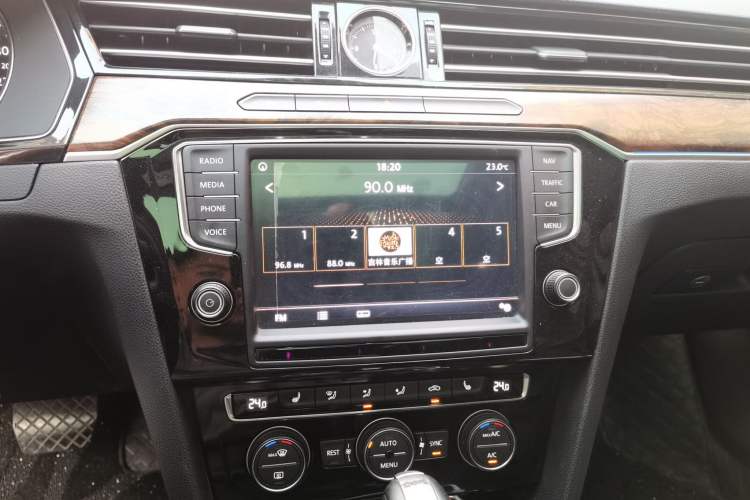 Used Volkswagen Magotan 2017 330TSI DSG Luxury Model Audio And AC Panel