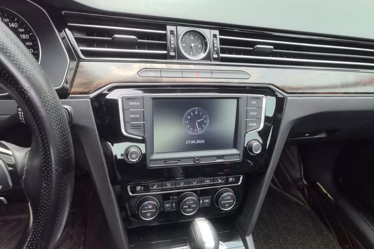 Used Volkswagen Magotan 2017 330TSI DSG Luxury Model Audio And AC Panel