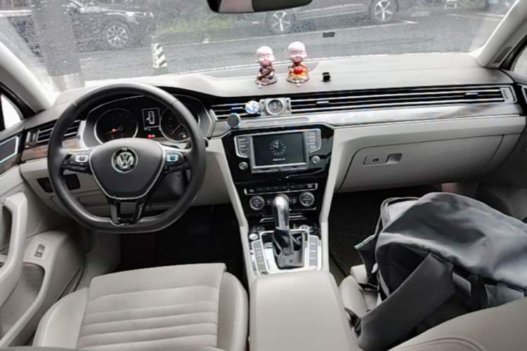 Used Volkswagen Magotan 2017 330TSI DSG Luxury Model Center Console