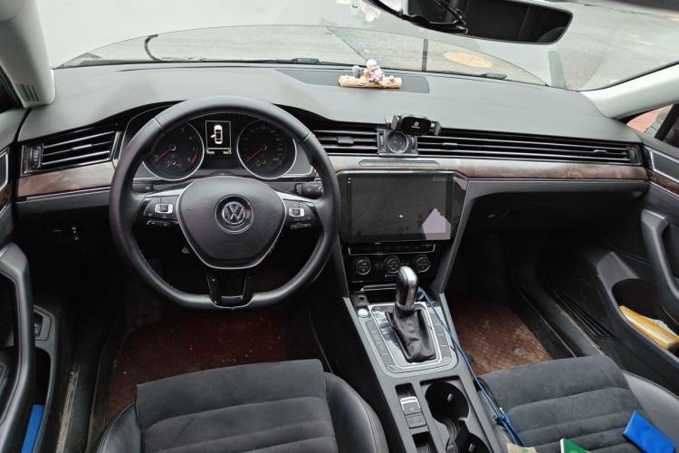 Used Volkswagen Magotan 2017 330TSI DSG Luxury Model Center Console