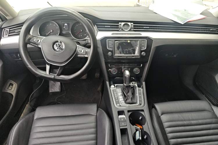 Used Volkswagen Magotan 2017 330TSI DSG Leading Model Center Console