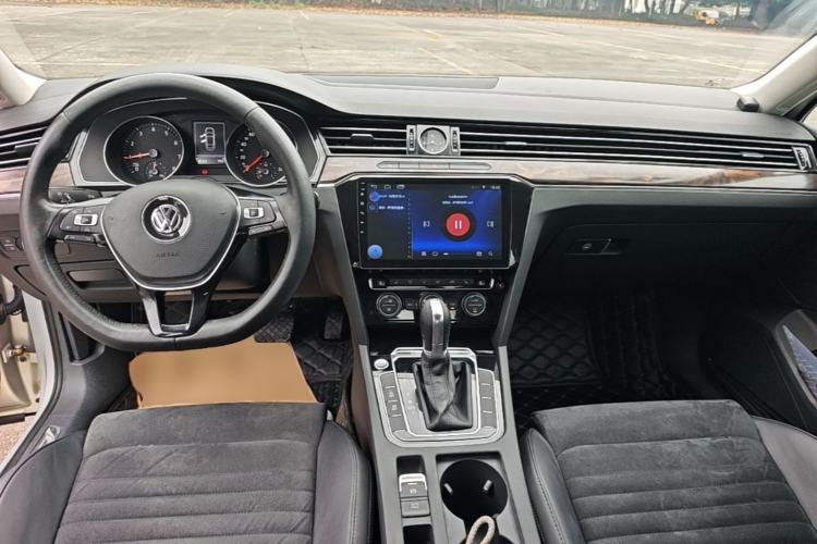Used Volkswagen Magotan 2017 330TSI DSG Luxury Model Center Console