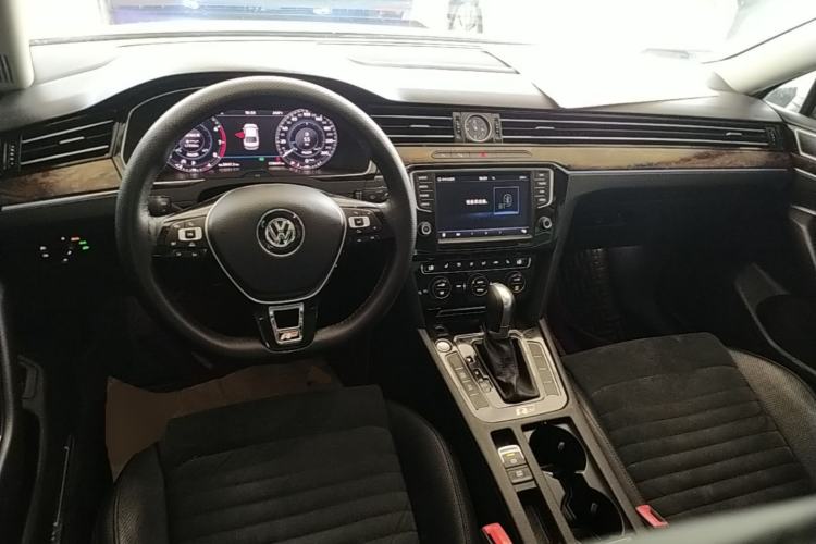 Used Volkswagen Magotan 2017 330TSI DSG Luxury Model Center Console
