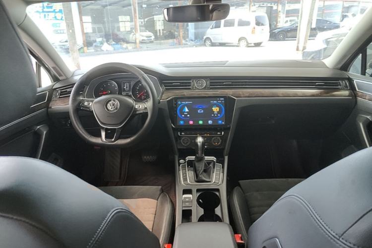Used Volkswagen Magotan 2017 330TSI DSG Luxury Model Center Console