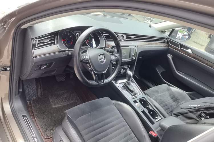 Used Volkswagen Magotan 2017 330TSI DSG Luxury Model Center Console