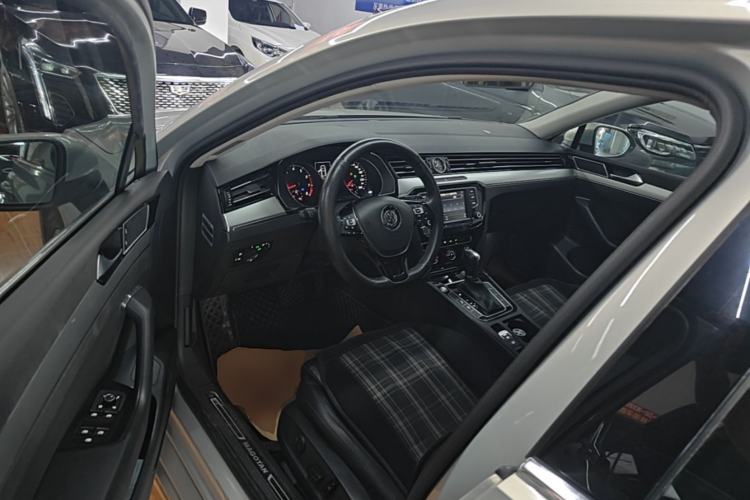 Used Volkswagen Magotan 2017 330TSI DSG Luxury Model Driver Seat