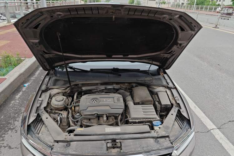 Used Volkswagen Magotan 2017 330TSI DSG Luxury Model Engine Bay
