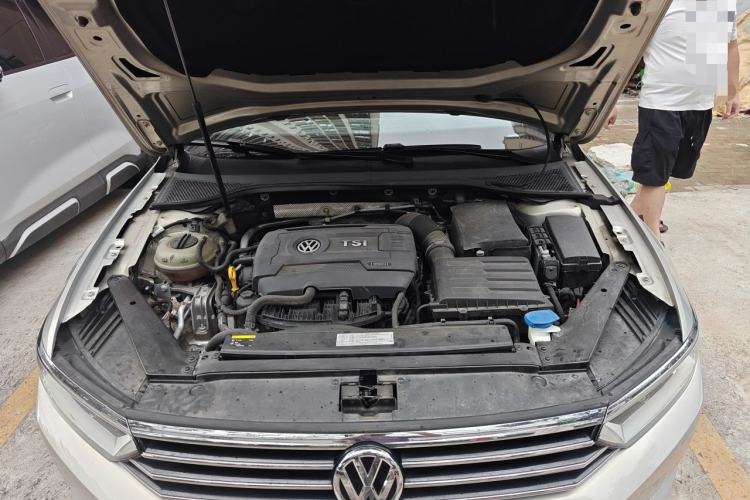 Used Volkswagen Magotan 2017 330TSI DSG Luxury Model Engine Bay