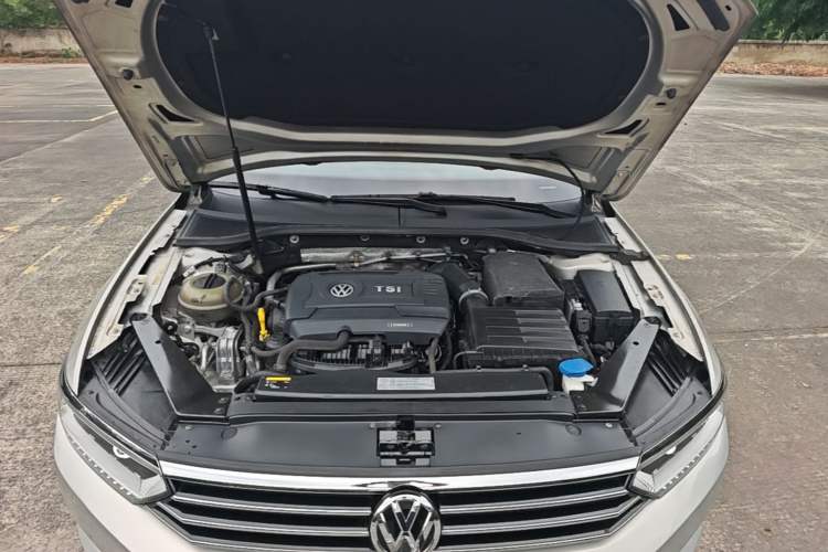 Used Volkswagen Magotan 2017 330TSI DSG Luxury Model Engine Bay