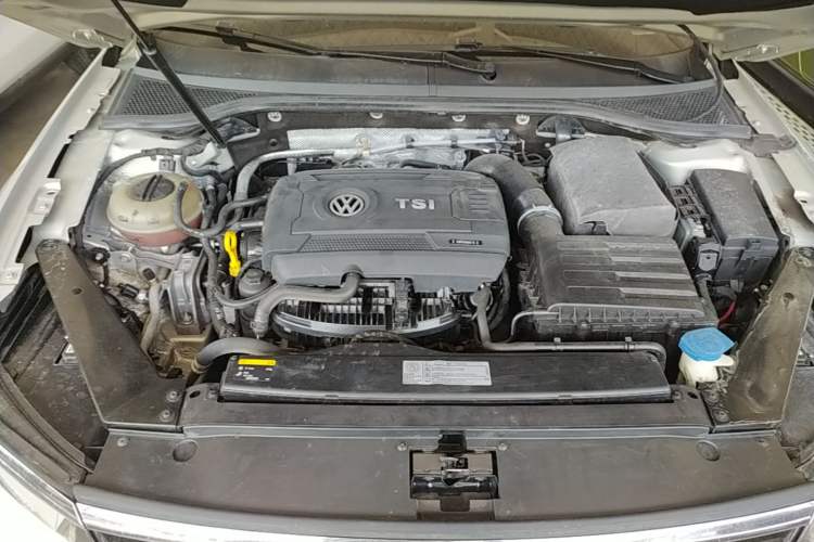 Used Volkswagen Magotan 2017 330TSI DSG Luxury Model Engine Bay
