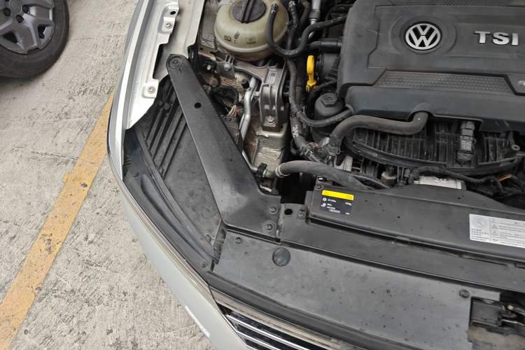 Used Volkswagen Magotan 2017 330TSI DSG Luxury Model Engine Bay Right