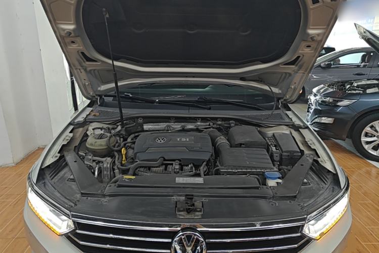 Used Volkswagen Magotan 2017 330TSI DSG Luxury Model Engine Bay