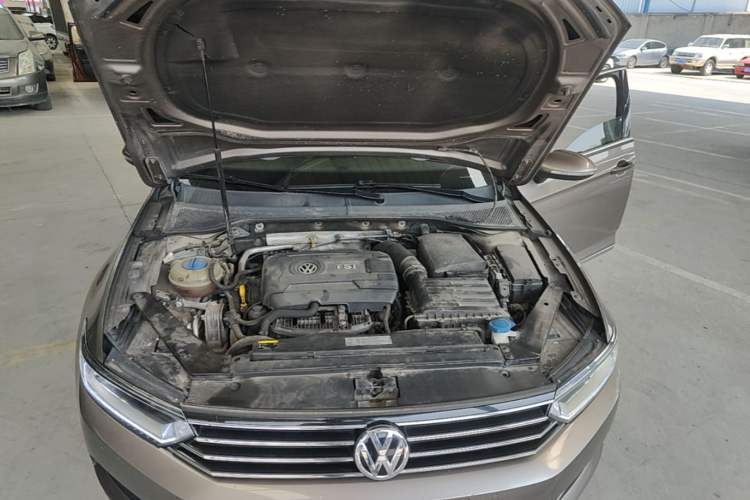 Used Volkswagen Magotan 2017 330TSI DSG Luxury Model Engine Bay