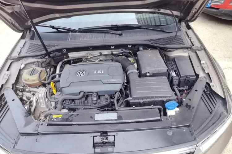 Used Volkswagen Magotan 2017 330TSI DSG Luxury Model Engine Bay