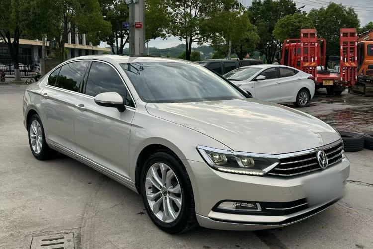 Used Volkswagen Magotan 2017 330TSI DSG Luxury Model Exterior 4