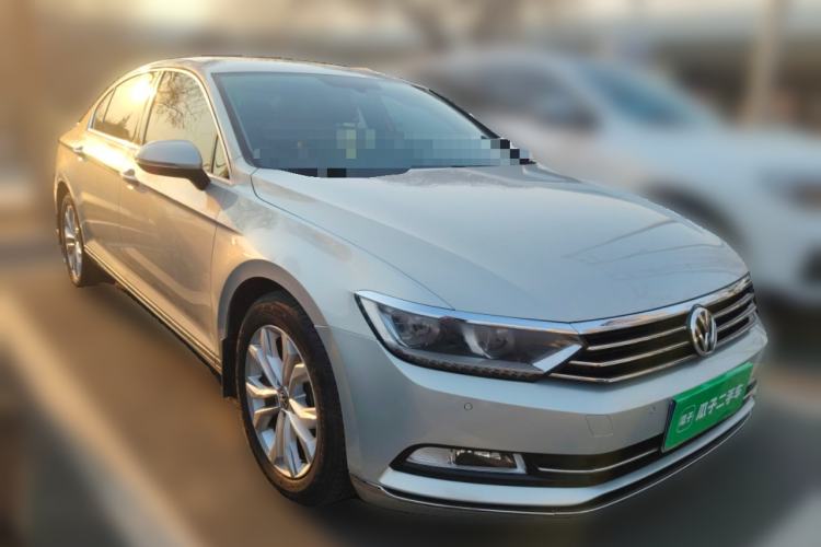 Used Volkswagen Magotan 2017 330TSI DSG Luxury Model Front Right 45 Deg